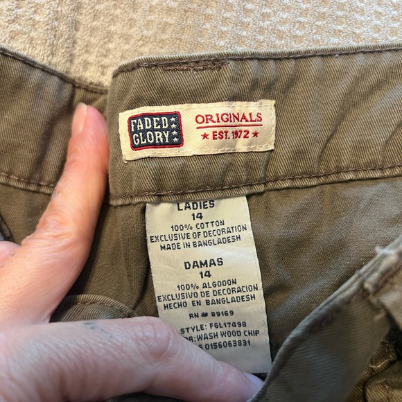 Faded Glory Women’s Capri Pants Size 14 Khaki Cropped Straight Leg - Picture 3 of 5